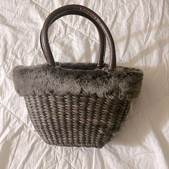 Brown Rattan woven Fur trimmed limited edition Bath and Body Works basket purse - Picture 2 of 7